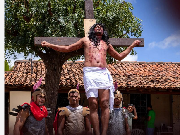 Grupo Teatral Face a Face, com apoio da Secult, realiza Encenação da Paixão de Cristo 2024 no distrito de Baixa Fria